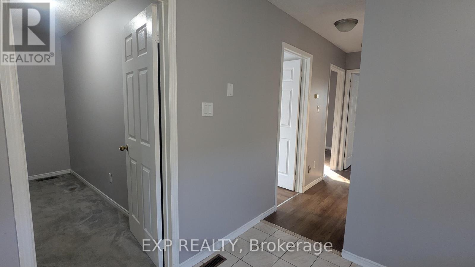 24 Hodgins Avenue, Georgina, Ontario  L4P 3M9 - Photo 8 - N12512734