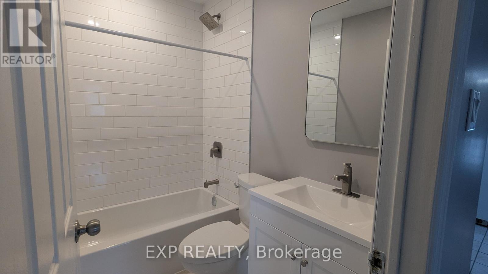 24 Hodgins Avenue, Georgina, Ontario  L4P 3M9 - Photo 9 - N12512734