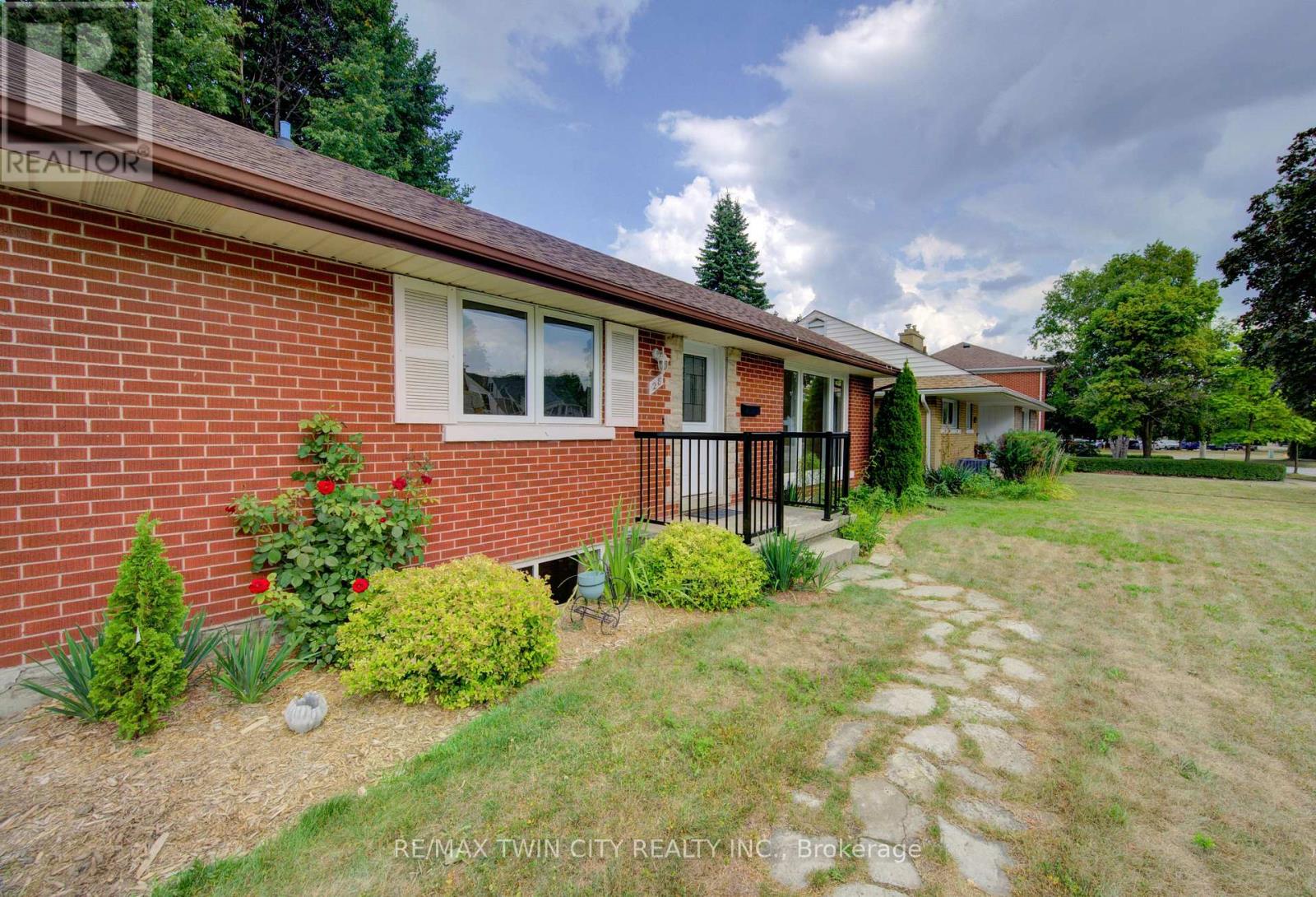 28 Jack Avenue, Kitchener, Ontario  N2M 1Z8 - Photo 3 - X12512708