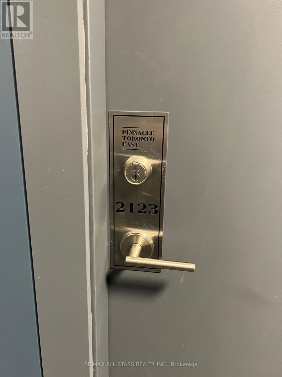 <div class="slider-price">$2,250 Monthly</div><p>2123 - 3270 Sheppard Avenue E, Toronto, Ontario</p>