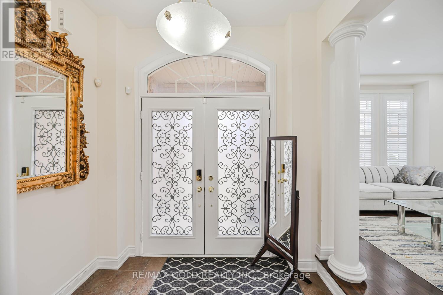 37 Scotchmere Crescent, Brampton, Ontario  L6P 3A6 - Photo 4 - W12492052