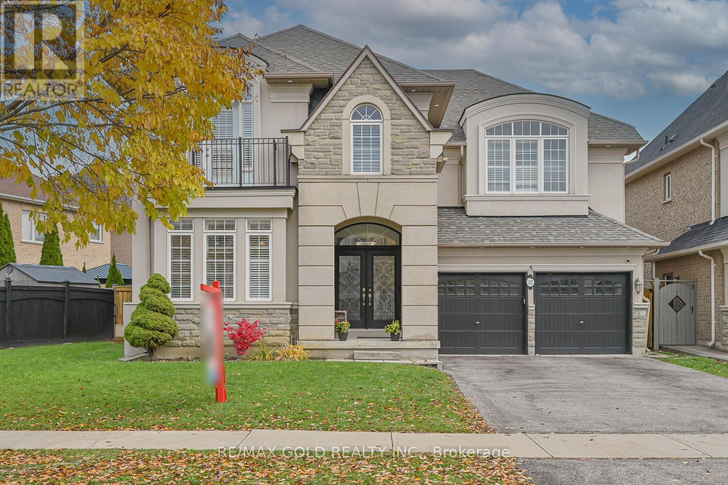 37 Scotchmere Crescent, Brampton, Ontario  L6P 3A6 - Photo 2 - W12492052