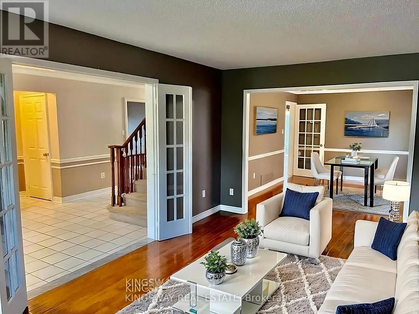 325 Salisbury Lane, Newmarket, Ontario  L3Y 8A6 - Photo 2 - N12512858