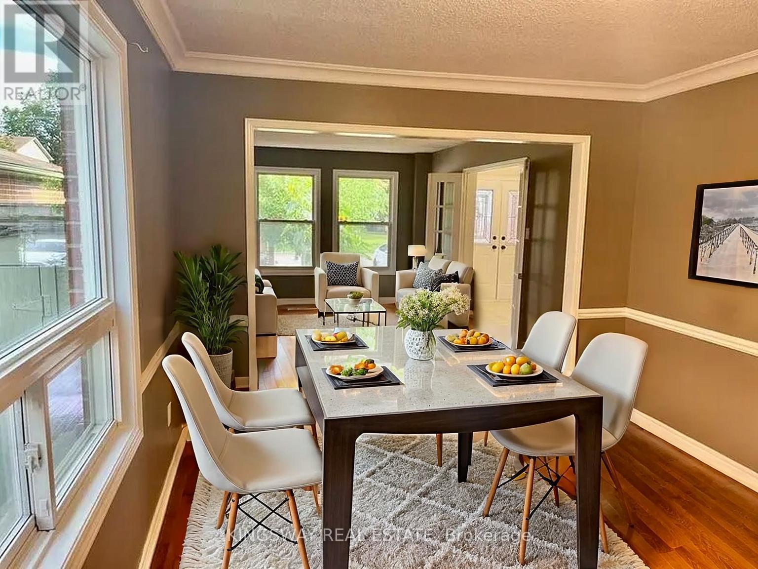 325 Salisbury Lane, Newmarket, Ontario  L3Y 8A6 - Photo 3 - N12512858