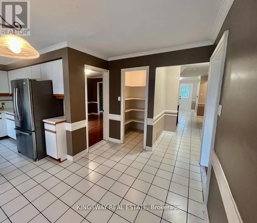 325 Salisbury Lane, Newmarket, Ontario  L3Y 8A6 - Photo 5 - N12512858