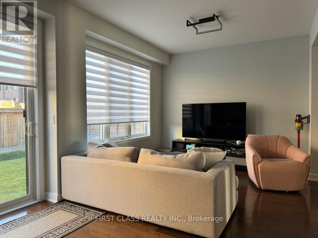 11 Denarius Crescent, Richmond Hill, Ontario  L4E 0Z4 - Photo 3 - N12512866