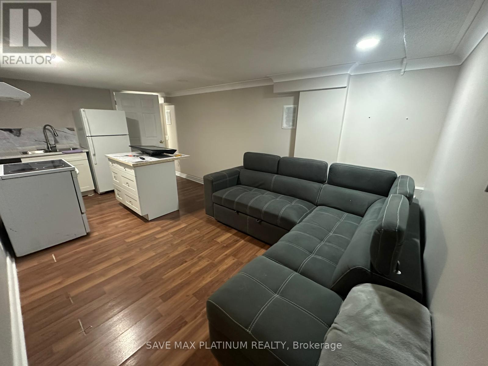 Bsmt - 111 Folkstone Crescent, Brampton, Ontario  L6T 3M6 - Photo 1 - W12512888