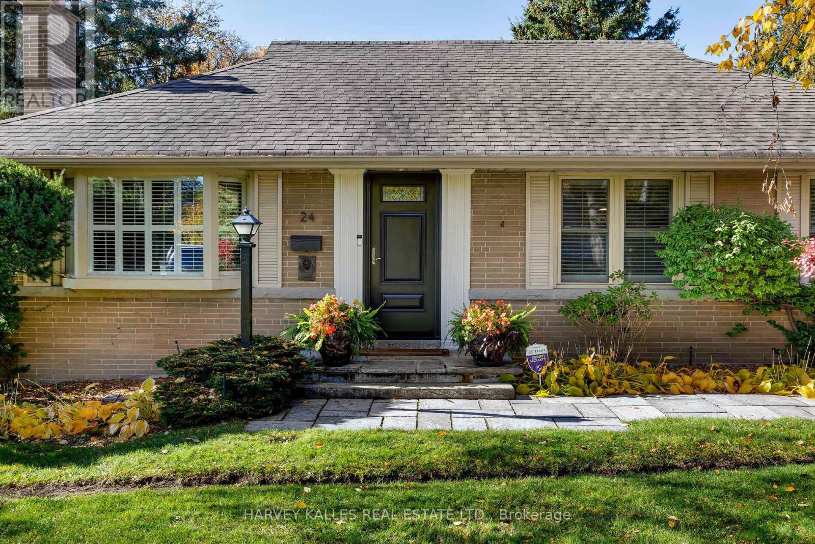 24 Cedarland Drive, Toronto, Ontario  M9A 2K2 - Photo 6 - W12512890