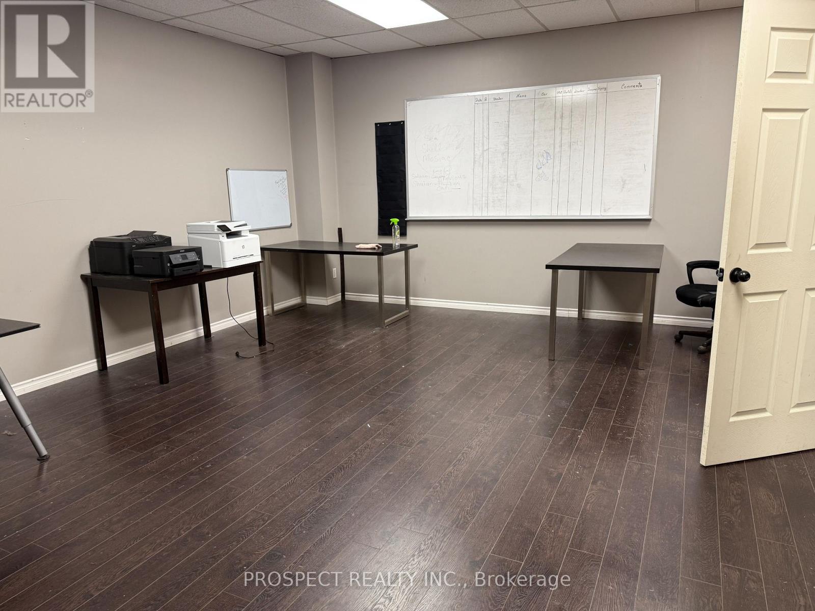 207 - 125 Norfinch Drive, Toronto, Ontario  M3N 1W8 - Photo 3 - W12512946