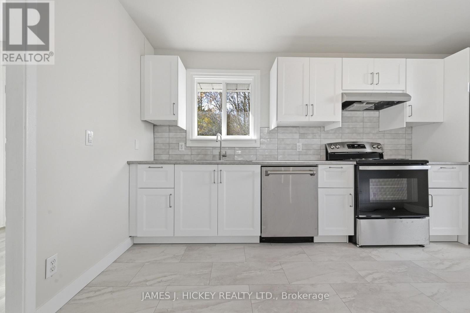 56 Beach Avenue, Deep River, Ontario K0J 1P0 - Photo 8 - X12513076