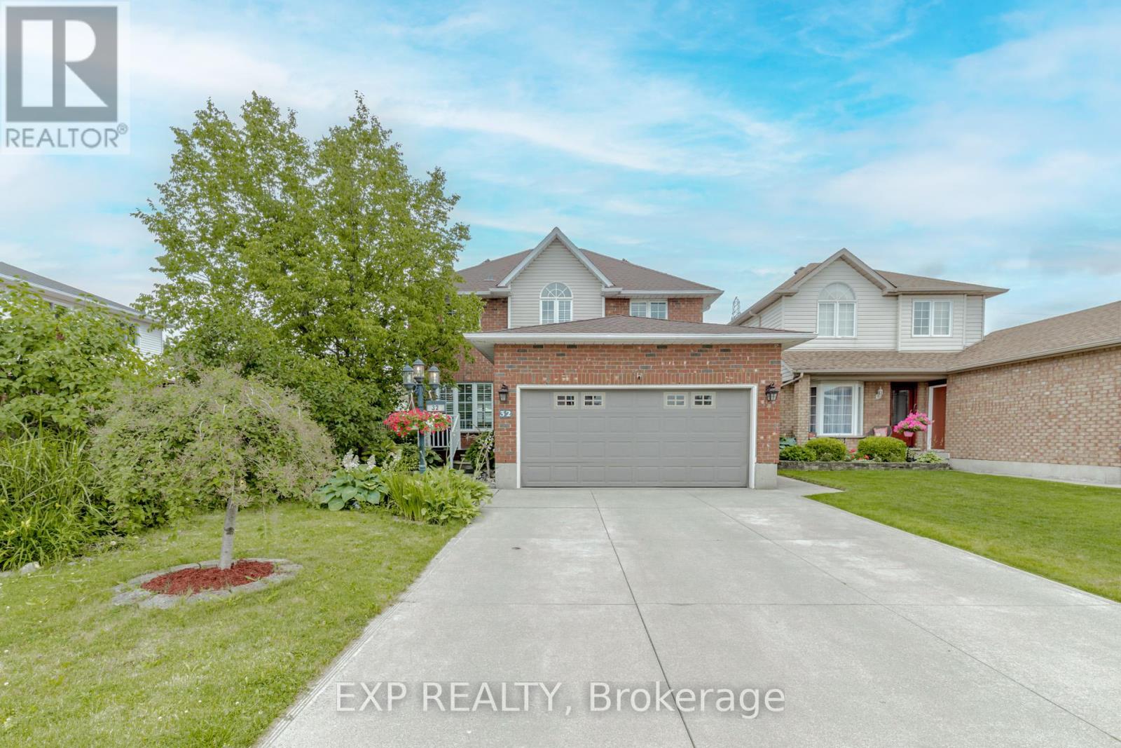 32 VINEBERG DRIVE, Hamilton, Ontario