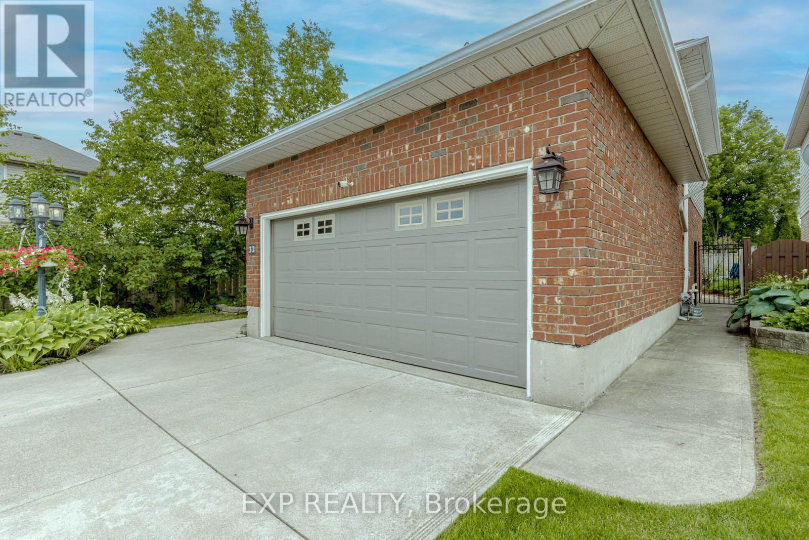 32 Vineberg Drive, Hamilton, Ontario  L9B 2P6 - Photo 38 - X12513010
