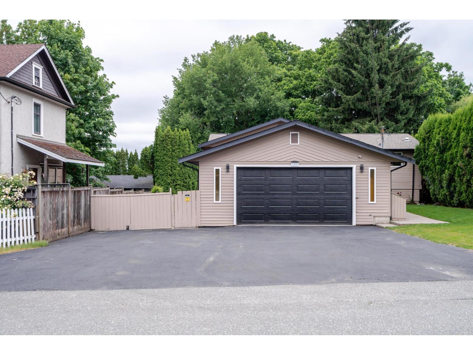 33897 Walnut Avenue, Abbotsford, British Columbia  V2S 2S2 - Photo 2 - R3063430