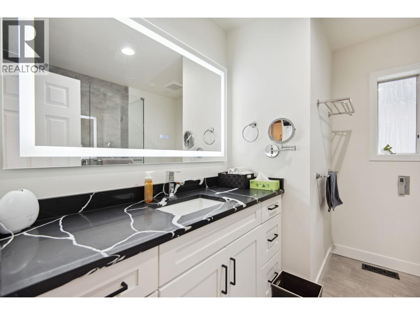 220 N Grosvenor Avenue, Burnaby, British Columbia  V5B 1J4 - Photo 12 - R3063848