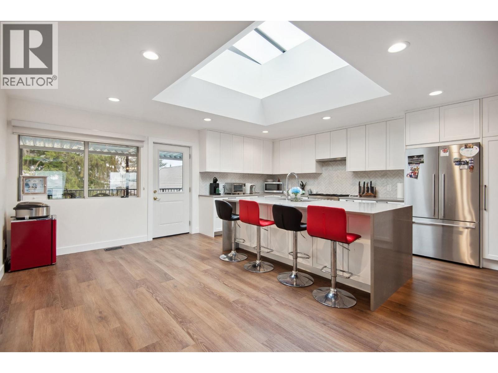 220 N Grosvenor Avenue, Burnaby, British Columbia  V5B 1J4 - Photo 2 - R3063848