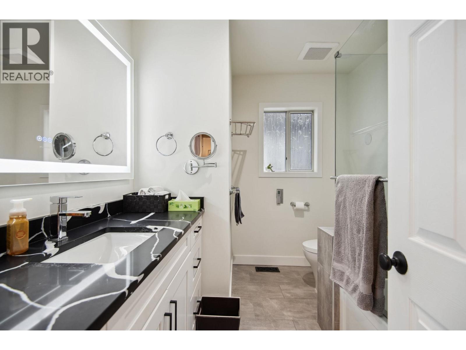 220 N Grosvenor Avenue, Burnaby, British Columbia  V5B 1J4 - Photo 13 - R3063848