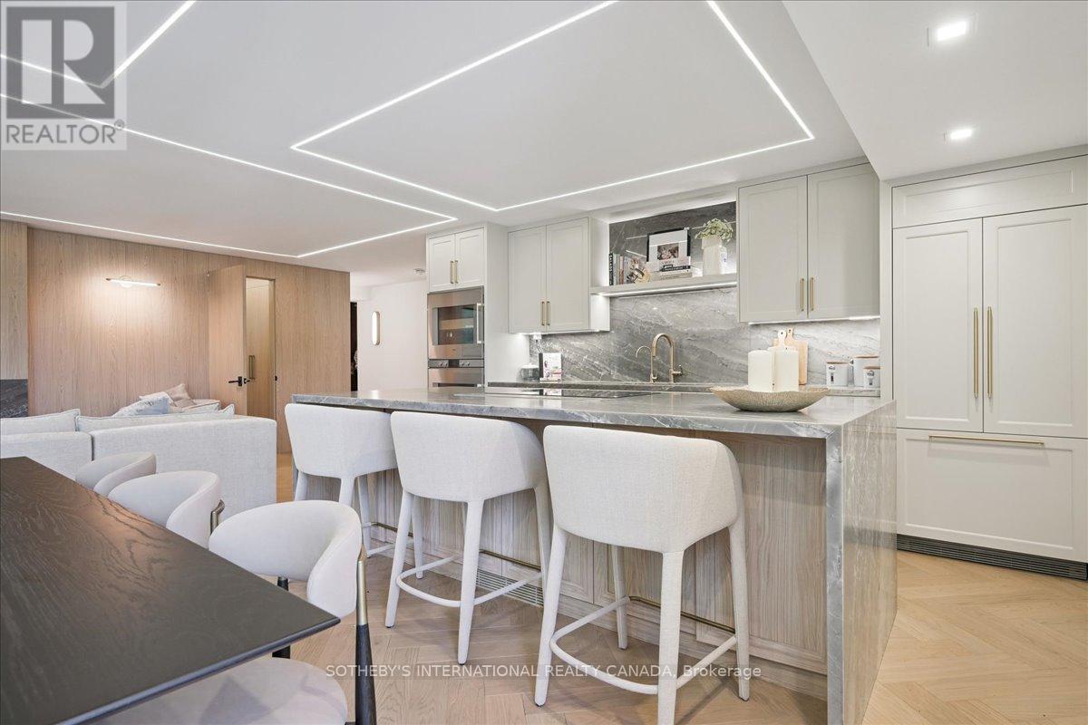 301 - 449 WALMER ROAD, Toronto, Ontario