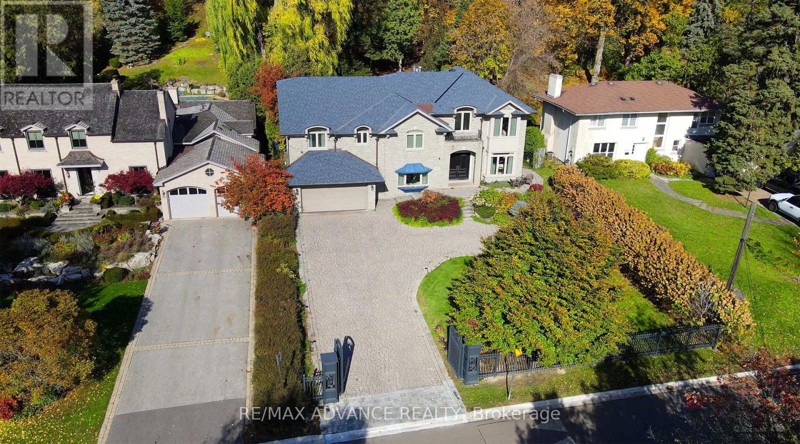 32 Brookfield Road, Toronto, Ontario  M2P 1A9 - Photo 3 - C12513112