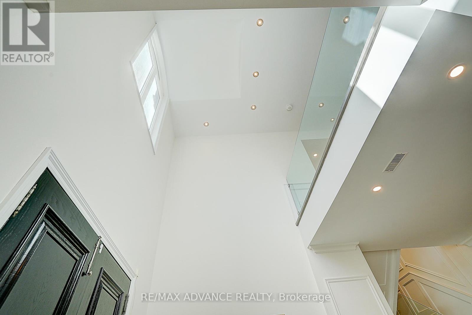 32 Brookfield Road, Toronto, Ontario  M2P 1A9 - Photo 8 - C12513112