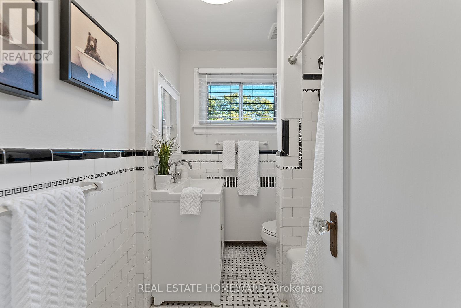 287 St Germain Avenue, Toronto, Ontario  M5M 1W4 - Photo 26 - C12513142