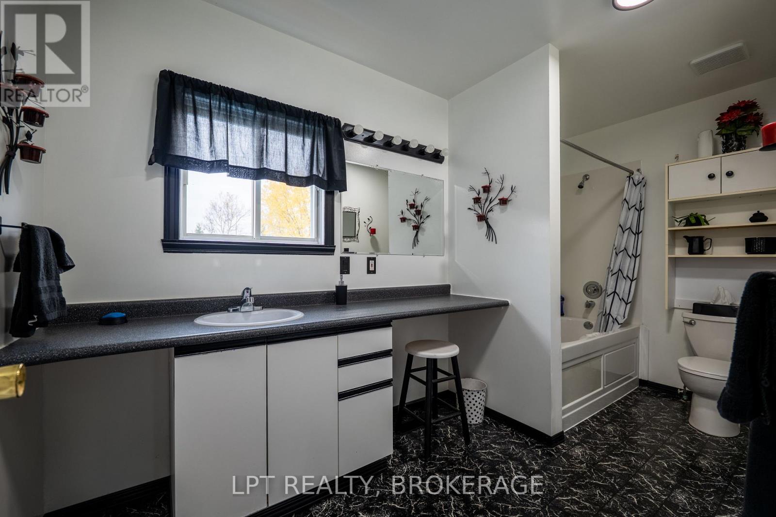 2202 Sands Road, Frontenac (Frontenac South), Ontario  K0H 1H0 - Photo 33 - X12513408