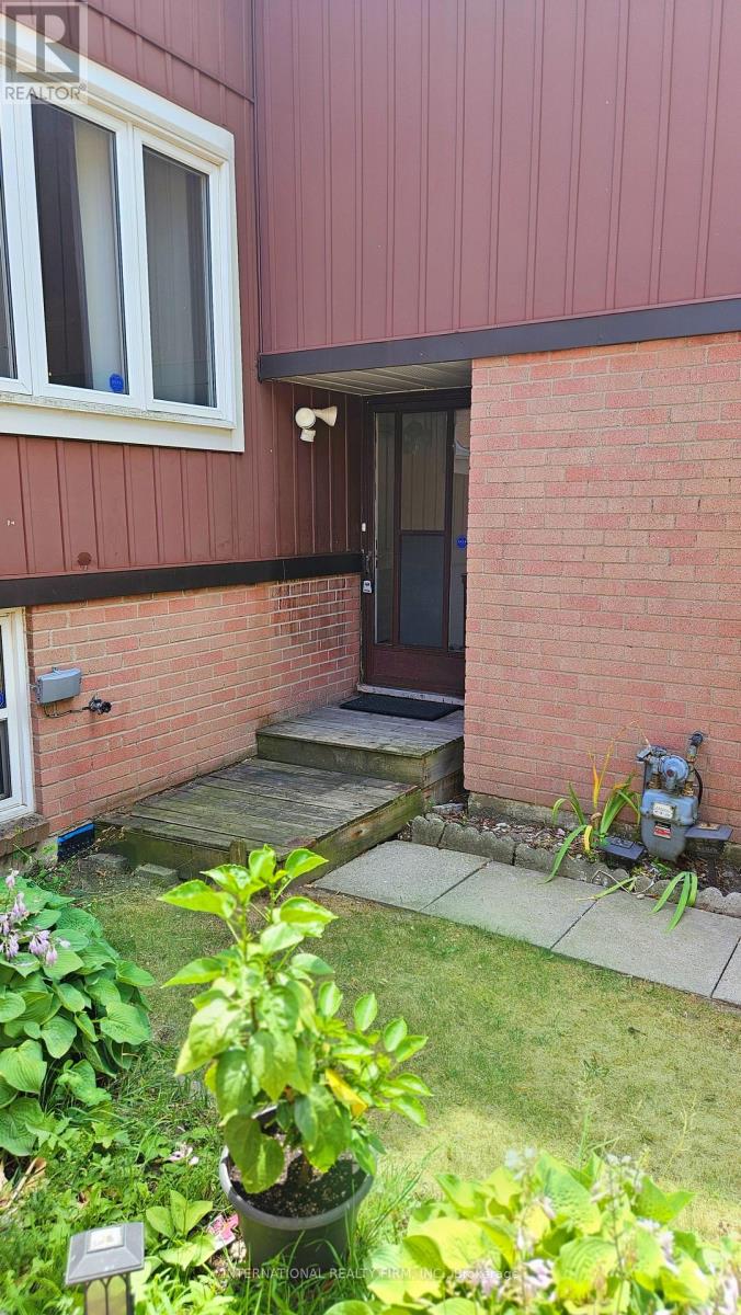 47 Parsell Square, Toronto, Ontario  M1B 2A5 - Photo 2 - E12513128