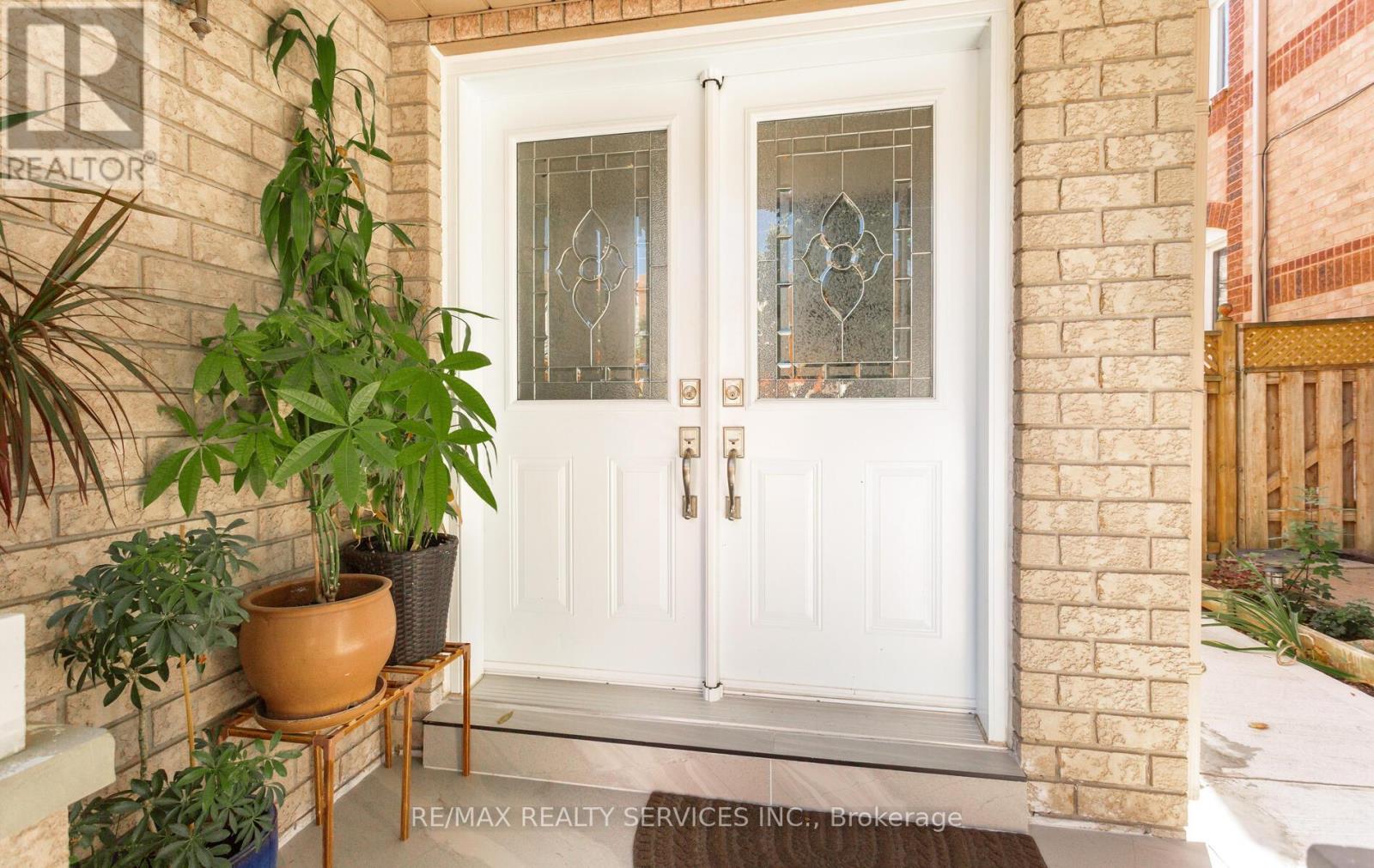 3912 Zenith Court, Mississauga, Ontario  L5N 7H7 - Photo 3 - W12513072