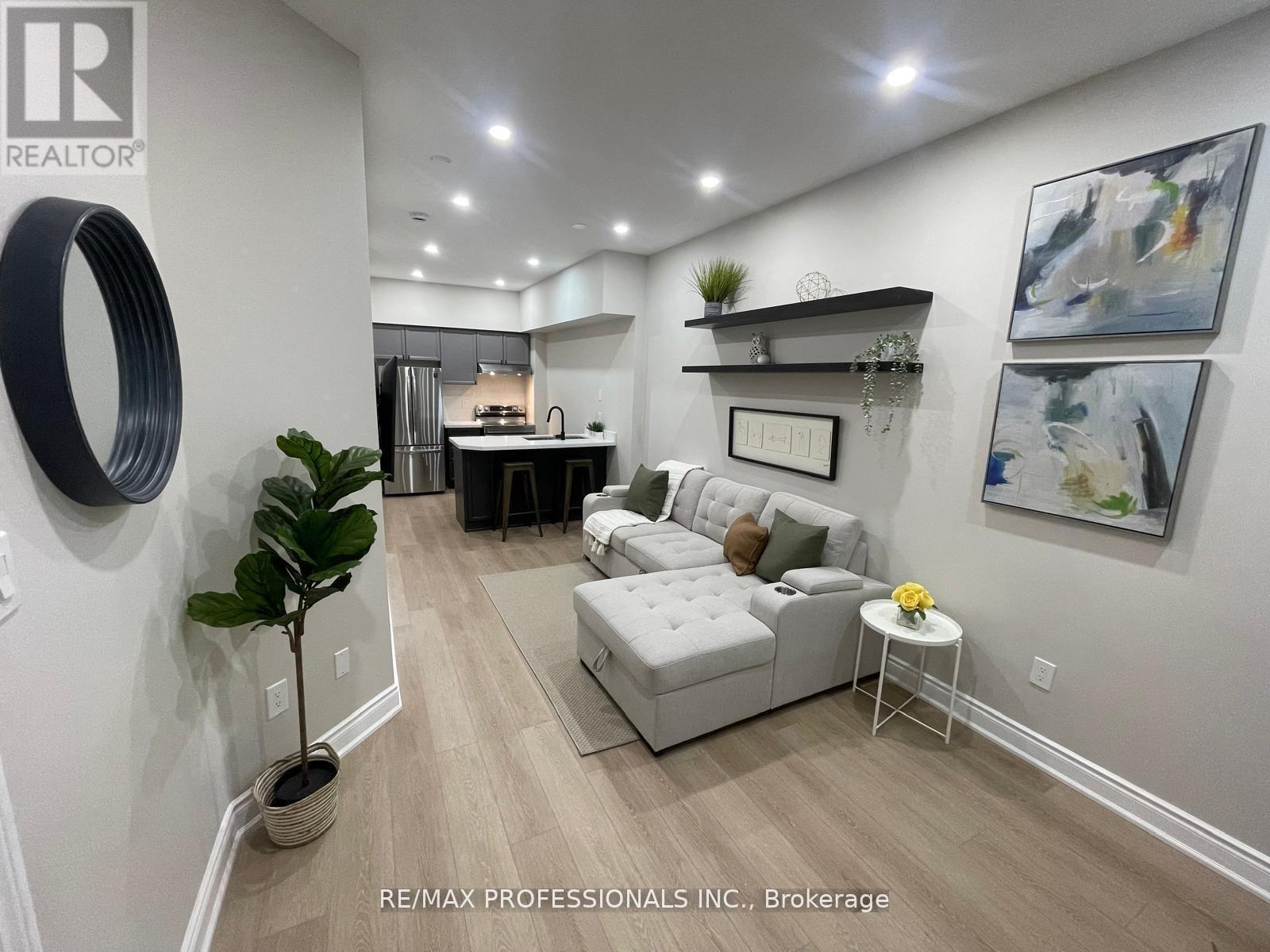 133 - 601 Shoreline Drive, Mississauga, Ontario  L5B 4K3 - Photo 2 - W12513152