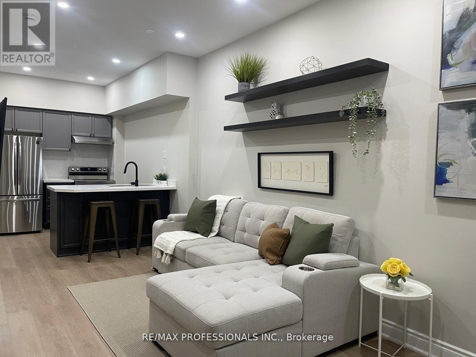 133 - 601 Shoreline Drive, Mississauga, Ontario  L5B 4K3 - Photo 3 - W12513152