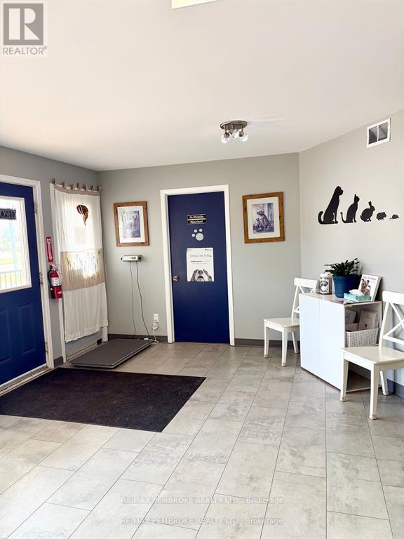 3261 Petawawa Blvd Boulevard, Petawawa, Ontario K8H 1X8 - Photo 2 - X12513172