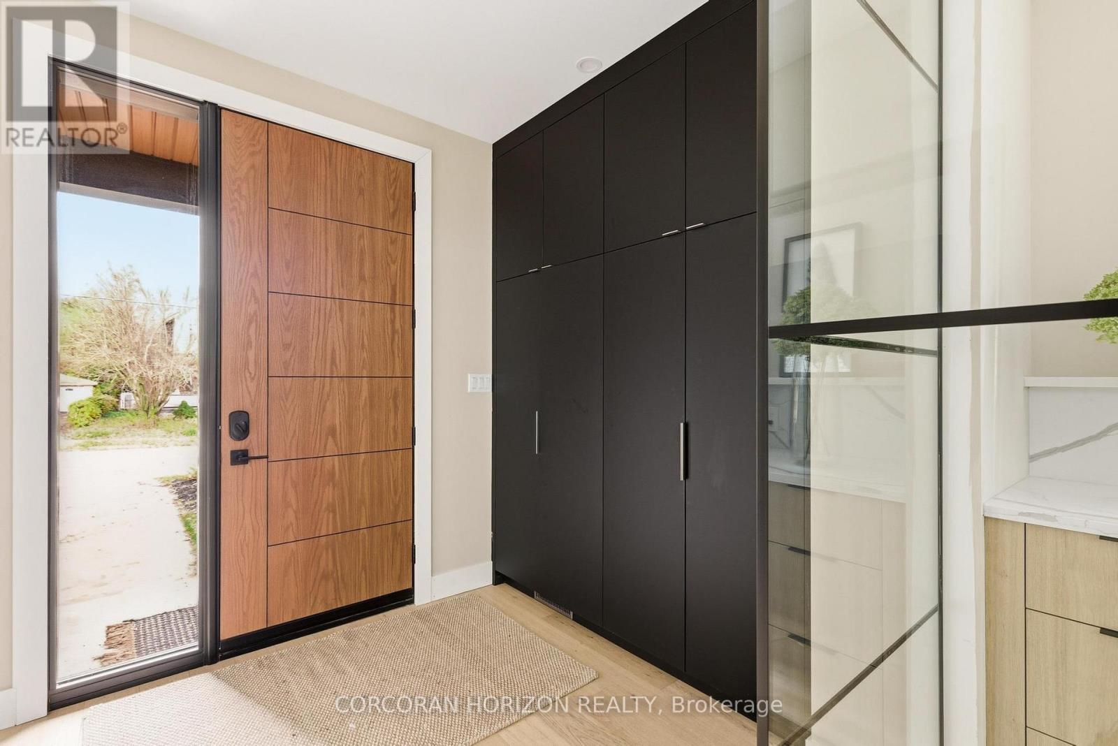 95 William Street W, Waterloo, Ontario  N2L 1J6 - Photo 4 - X12513098