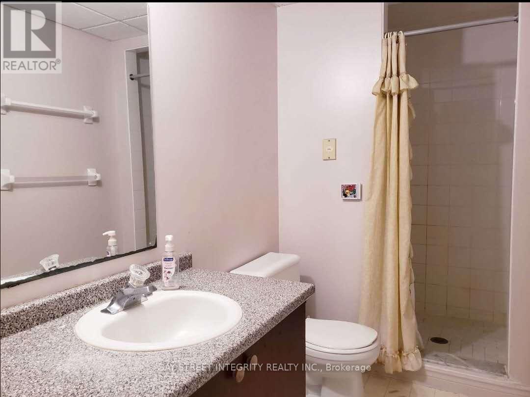 64 Karen Walk, Waterloo, Ontario  N2L 6K7 - Photo 12 - X12513134