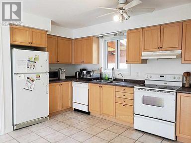 64 Karen Walk, Waterloo, Ontario  N2L 6K7 - Photo 3 - X12513134