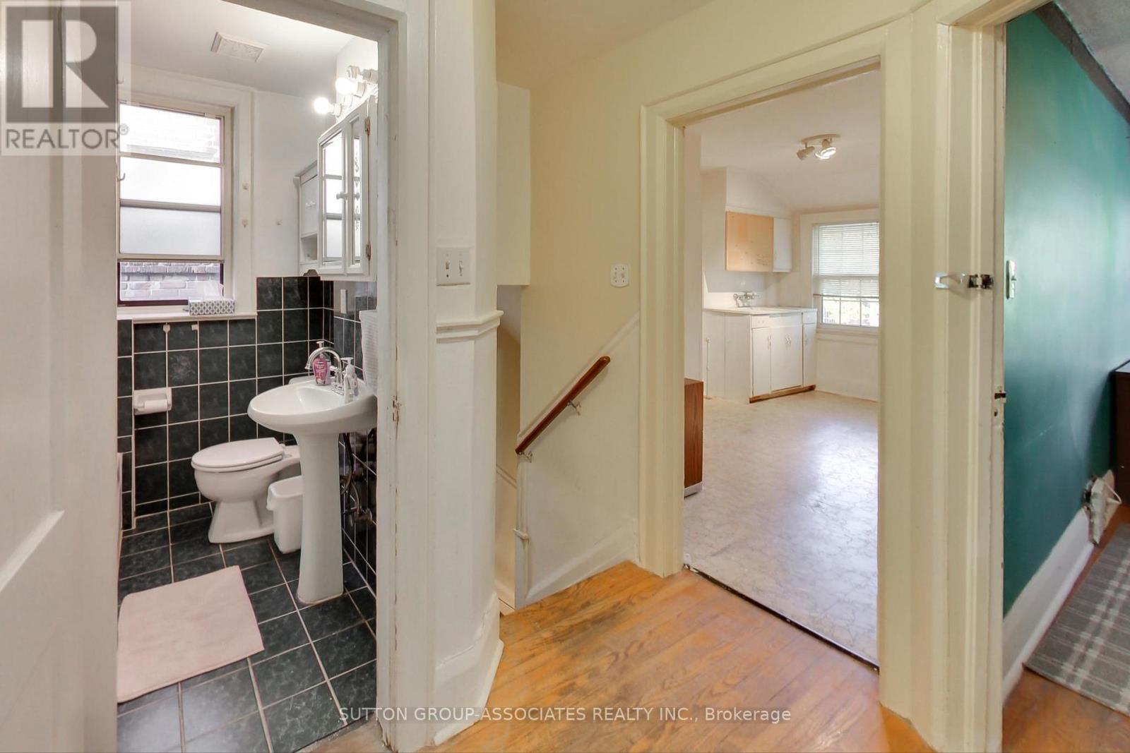 66 Appleton Avenue, Toronto, Ontario  M6E 3A5 - Photo 15 - C12513162