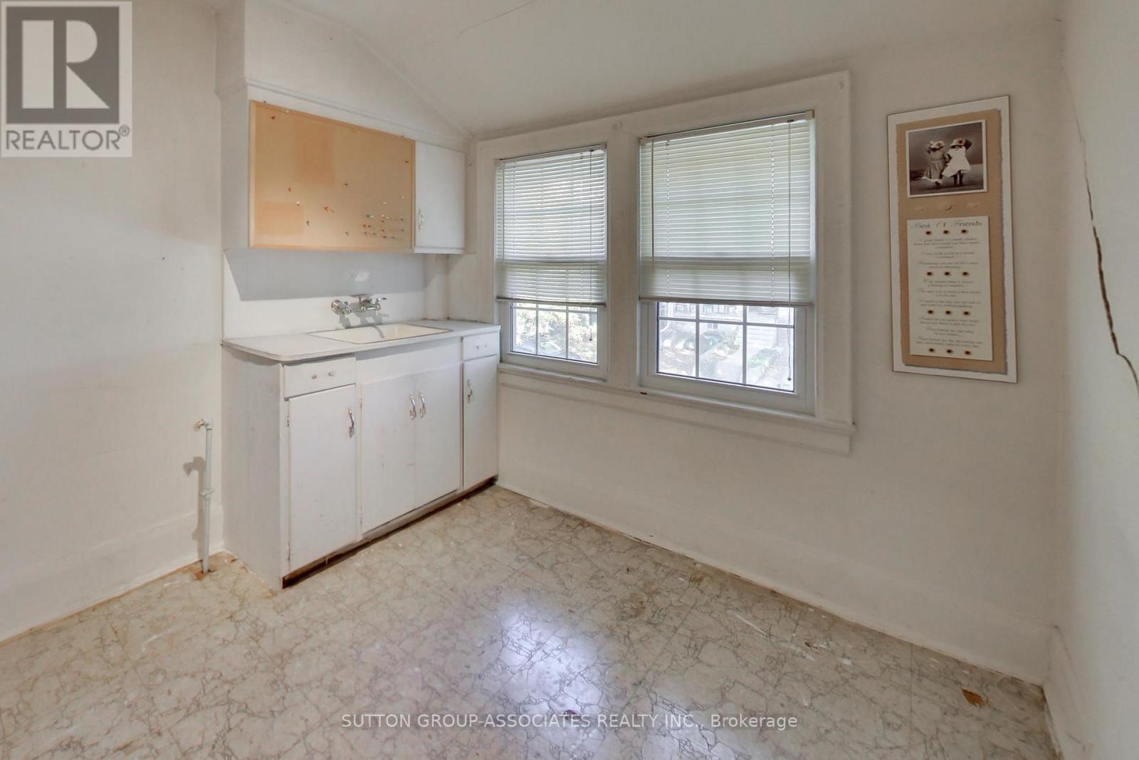 66 Appleton Avenue, Toronto, Ontario  M6E 3A5 - Photo 18 - C12513162