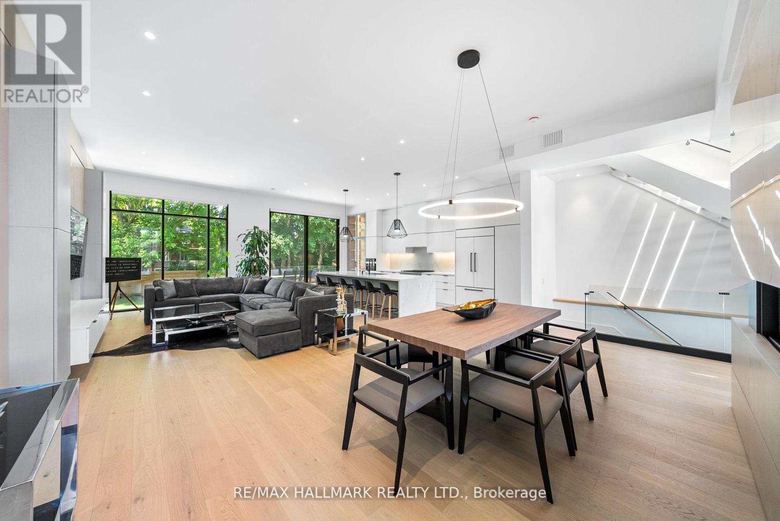 22 Divadale Drive, Toronto, Ontario  M4G 2N9 - Photo 11 - C12513372