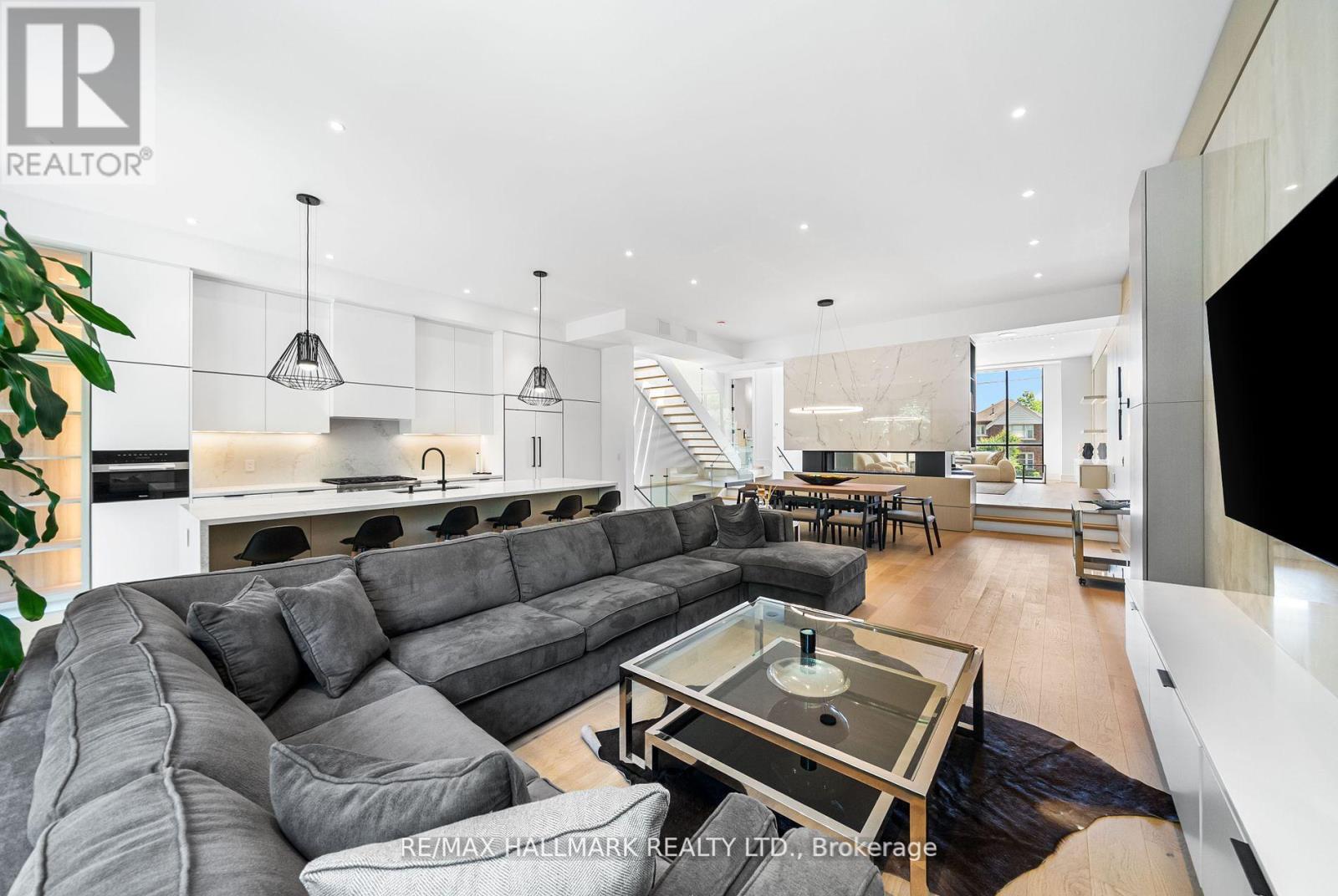 22 Divadale Drive, Toronto, Ontario  M4G 2N9 - Photo 13 - C12513372