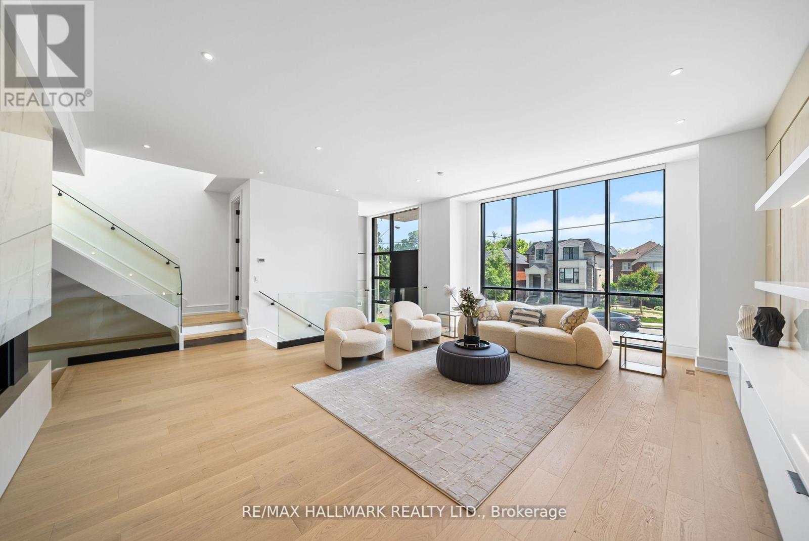 22 Divadale Drive, Toronto, Ontario  M4G 2N9 - Photo 3 - C12513372