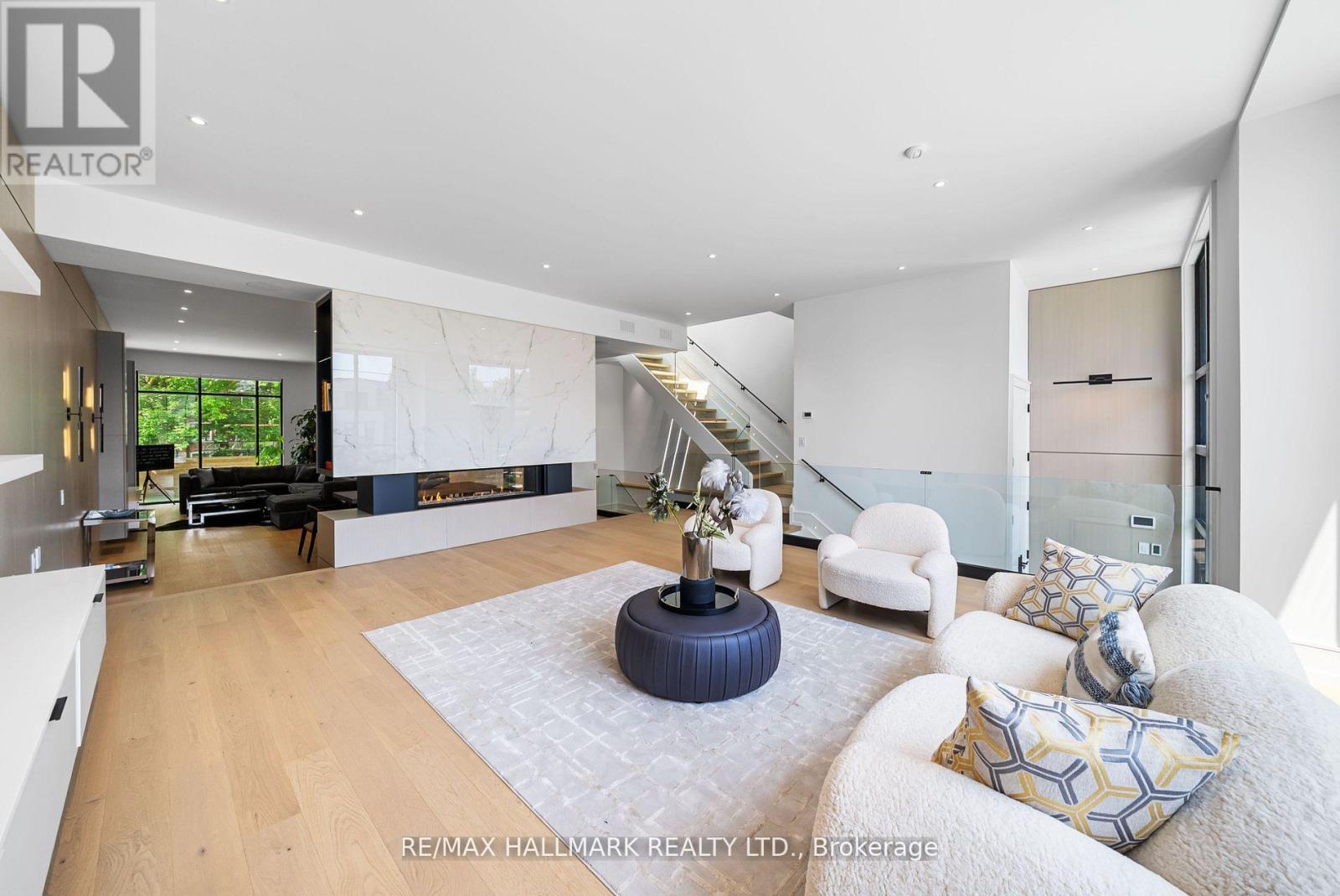 22 Divadale Drive, Toronto, Ontario  M4G 2N9 - Photo 4 - C12513372