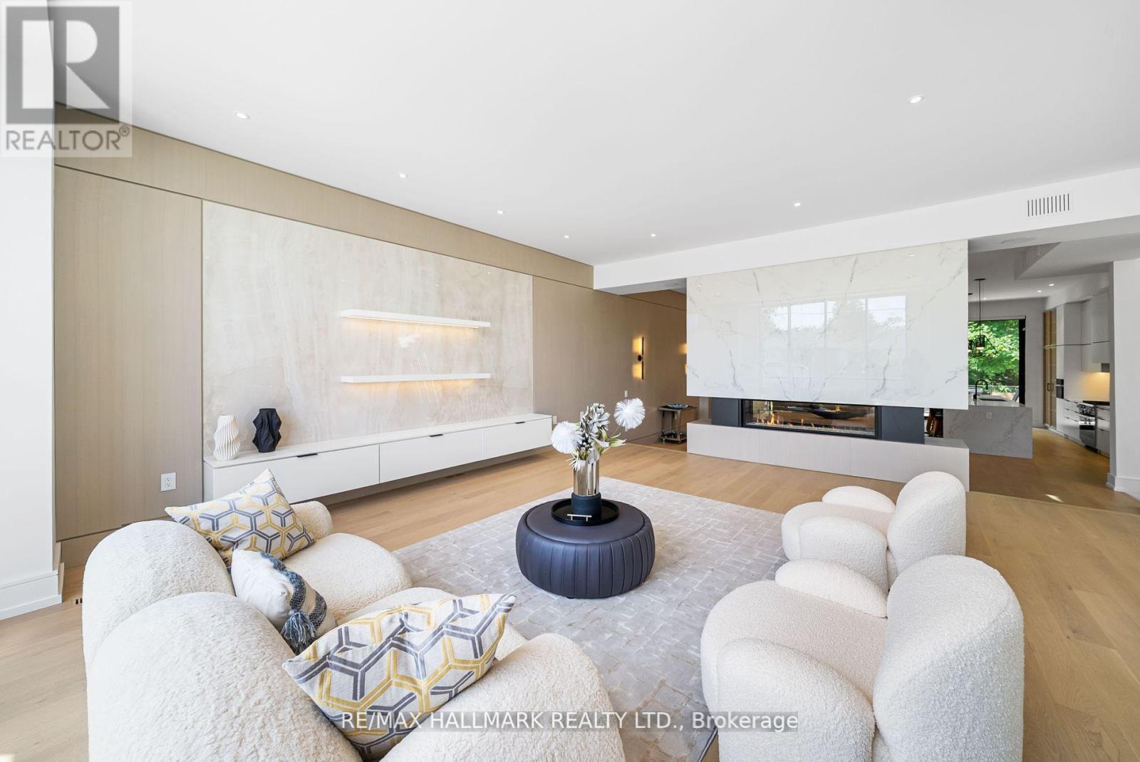 22 Divadale Drive, Toronto, Ontario  M4G 2N9 - Photo 6 - C12513372