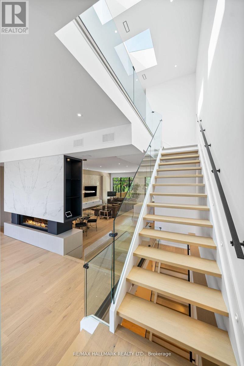 22 Divadale Drive, Toronto, Ontario  M4G 2N9 - Photo 7 - C12513372