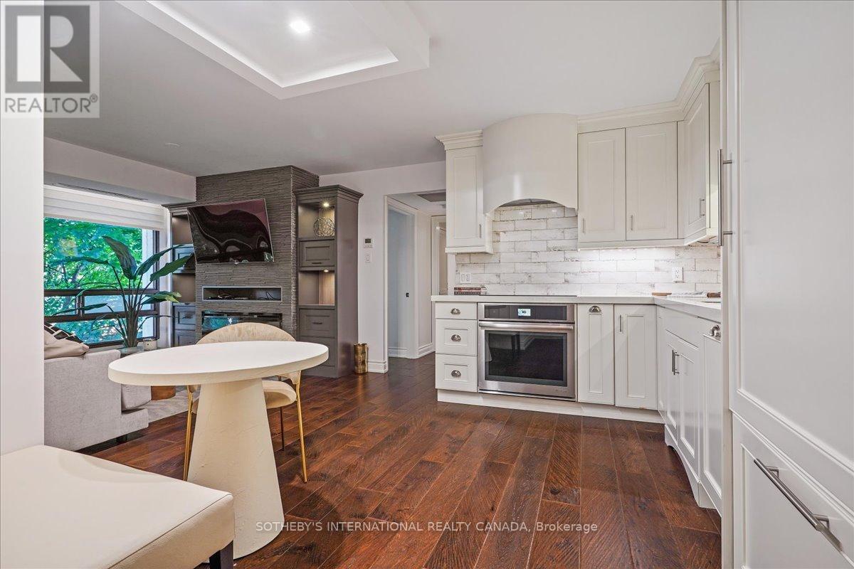 302 - 449 WALMER ROAD, Toronto, Ontario