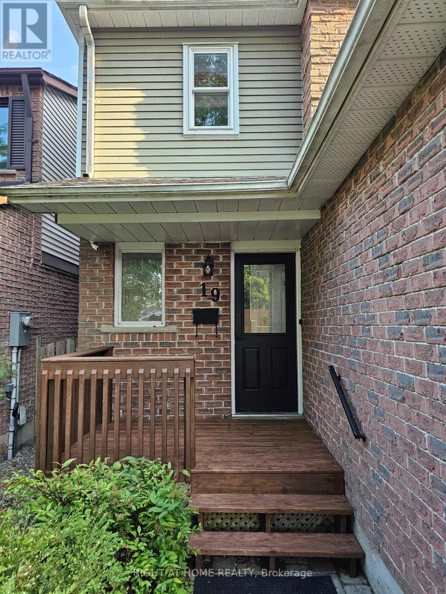 19 Greenfield Crescent, Whitby, Ontario L1N 7G2 - Photo 2 - E12513322