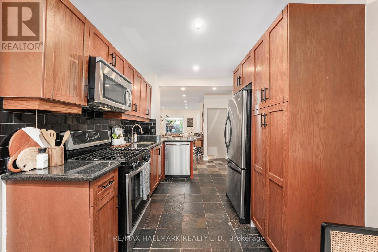 89 Knox Avenue, Toronto, Ontario  M4L 2P1 - Photo 12 - E12513354