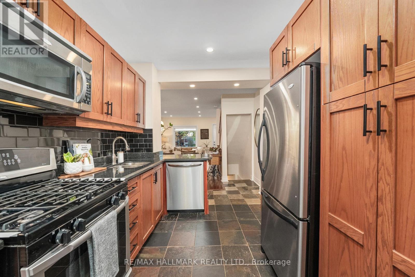 89 Knox Avenue, Toronto, Ontario  M4L 2P1 - Photo 14 - E12513354