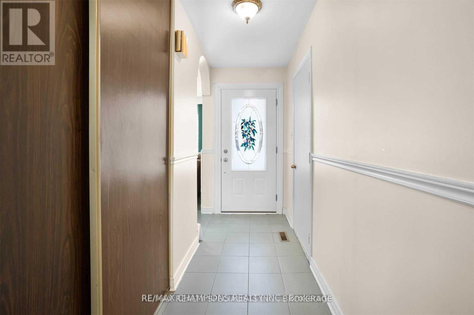 7 Camberley Crescent, Brampton, Ontario  L6V 3L3 - Photo 3 - W12513038