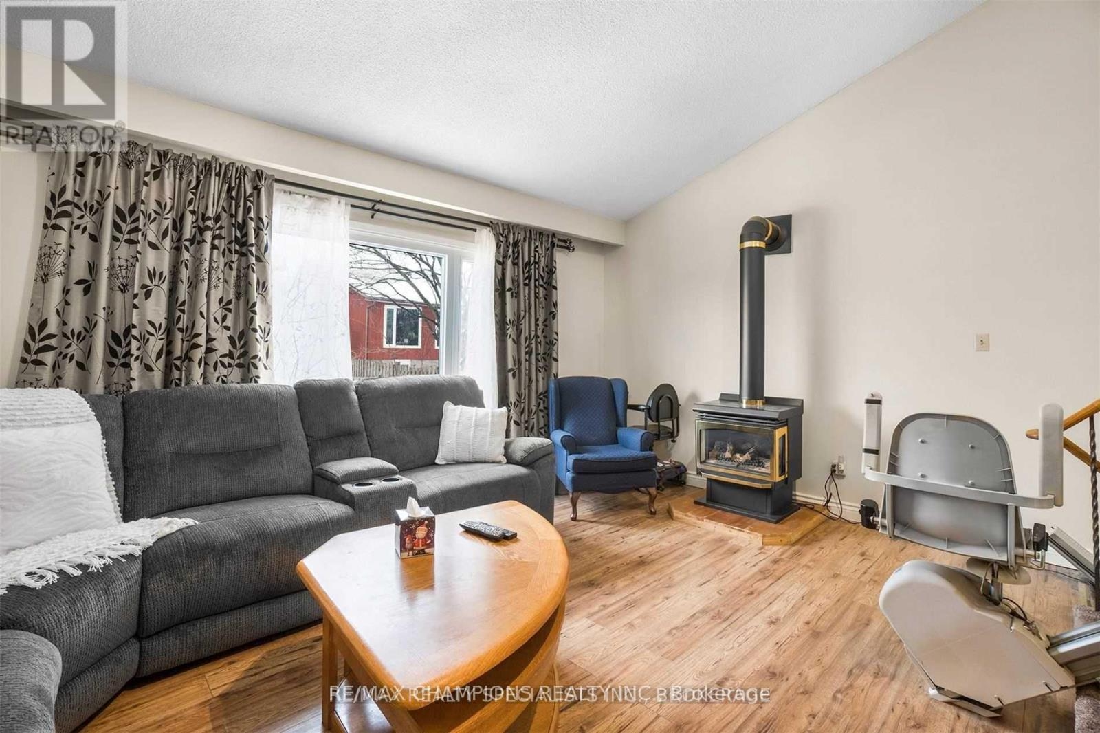 7 Camberley Crescent, Brampton, Ontario  L6V 3L3 - Photo 11 - W12513038