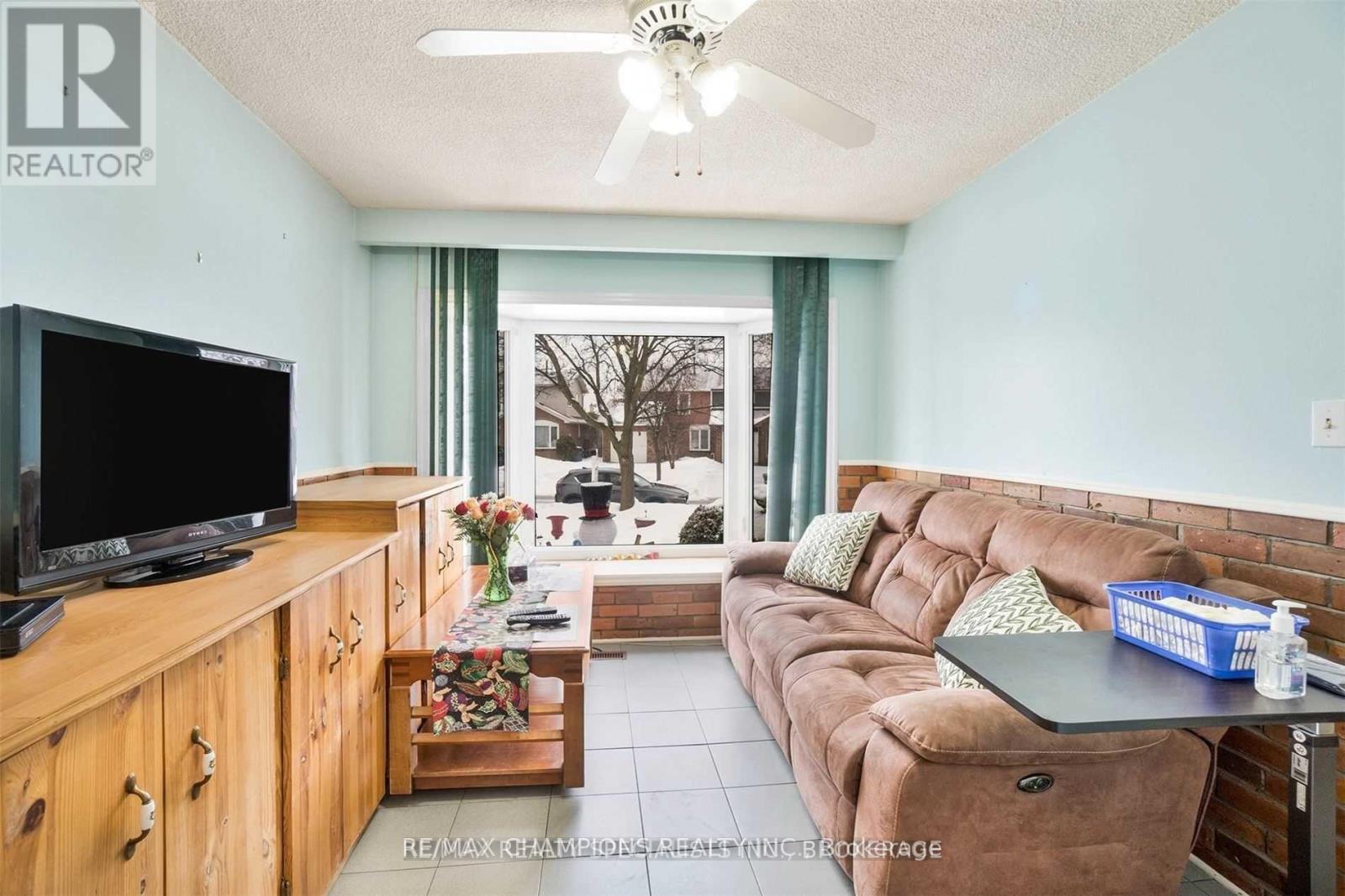 7 Camberley Crescent, Brampton, Ontario  L6V 3L3 - Photo 4 - W12513038