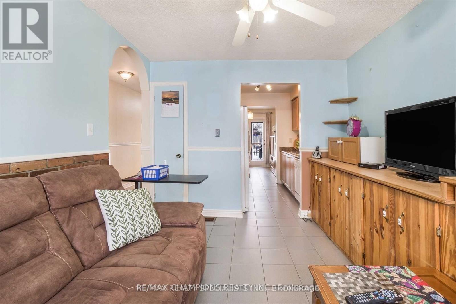 7 Camberley Crescent, Brampton, Ontario  L6V 3L3 - Photo 6 - W12513038