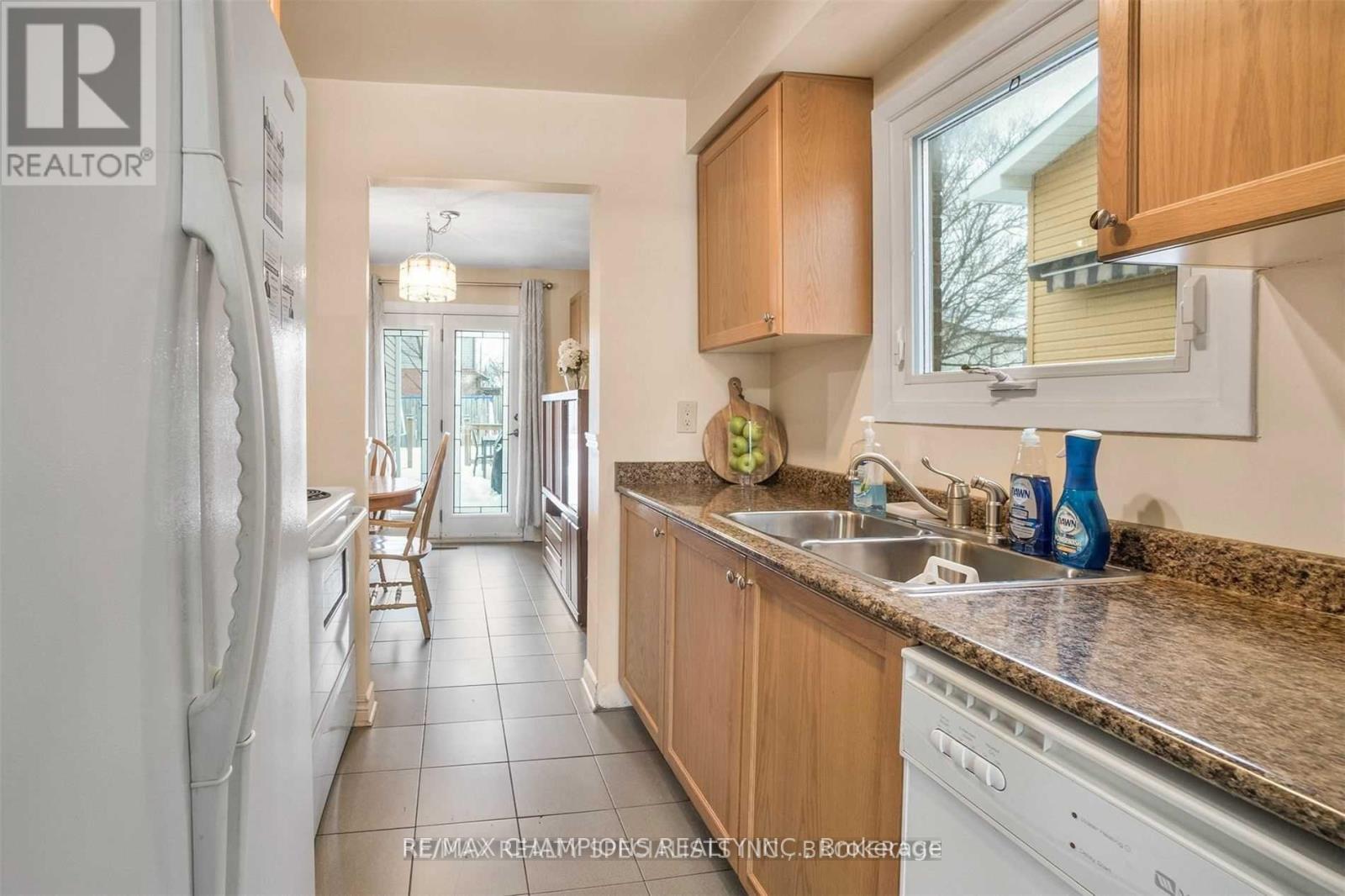 7 Camberley Crescent, Brampton, Ontario  L6V 3L3 - Photo 7 - W12513038